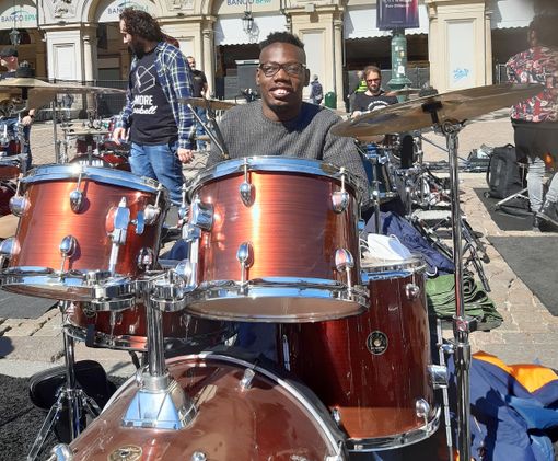 Martine Sombela alla sua batteria