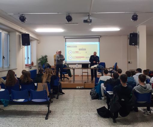 Nelle scuole per parlare di sicurezza stradale: la "missione" dell'ex vigile del fuoco Valter Aimar