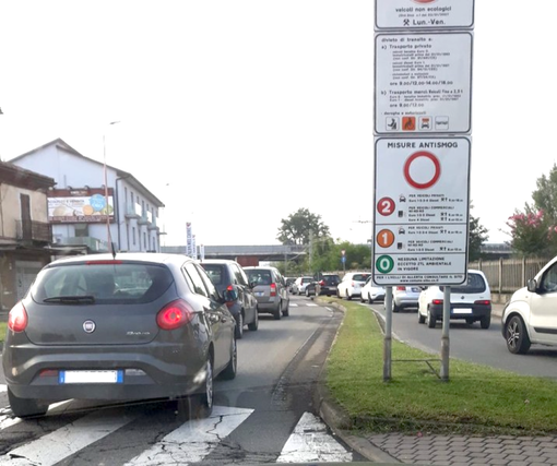 Dal 1° ottobre 2025 stop ai diesel Euro 5 nei centri sopra i 30mila abitanti: misura attiva anche a Cuneo e Alba, ma non ci sono istruzioni