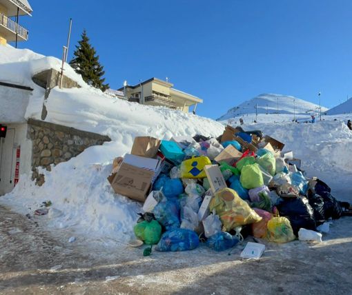 Rifiuti ammassati tra i condomini di Prato Nevoso
