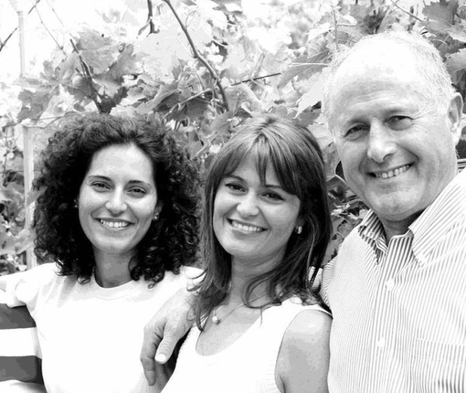 Enrico Scavino qui con le figlie Enrica ed Elisa (Facebook)