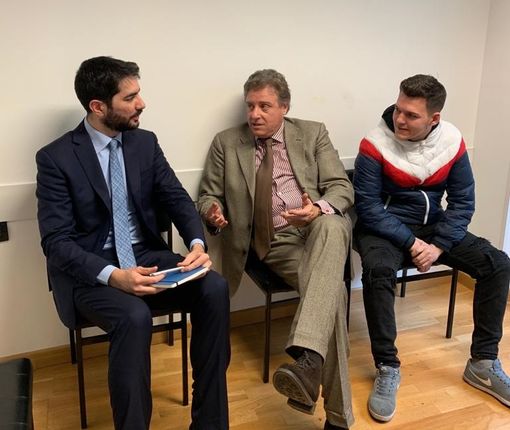 Incontro presso il Consolato italiano a Londra tra il console Diego Solinas, l’avvocato Enrico Martinetti e il giovane Leonardo Motera Incontro presso il Consolato italiano a Londra tra il console Diego Solinas, l’avvocato Enrico Martinetti e il giovane Leonardo Motera