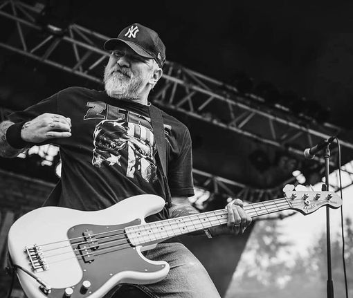 Una leggenda del punk rock in Granda: C.J. Ramone in concerto a Caramagna