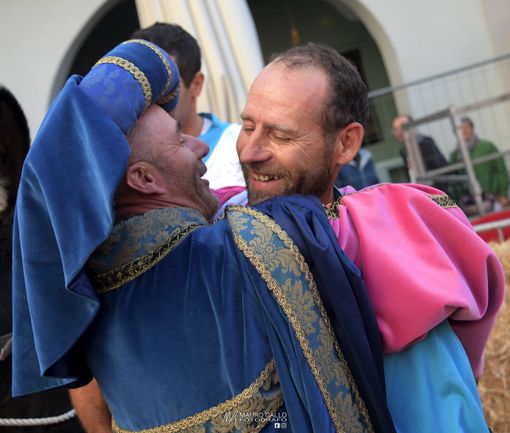 L'abbraccio dopo la vittoria tra il fantino Silvano Accomo e il presidente dei Brichèt Fabrizio Campigotto (Ph. Mauro Gallo Foto, Alba)