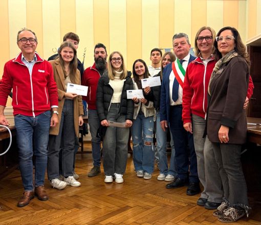 Dogliani, consegnate le Costituzioni ai neo diciottenni e le borse di studio Avis