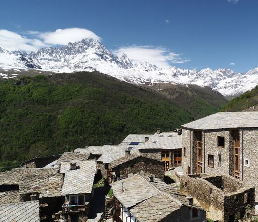 Uno scorcio di Ostana con la vista sul Monviso