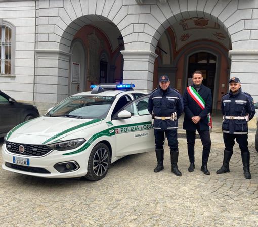 Il sindaco Simone Manzone insieme all'ispettore capo Giorgio Ranuschio e al nuovo agente Luca Alessandria