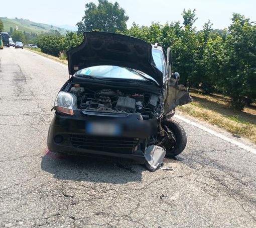 Scontro frontale tra due auto a Grinzane Cavour: due feriti Scontro frontale tra due auto a Grinzane Cavour: due feriti
