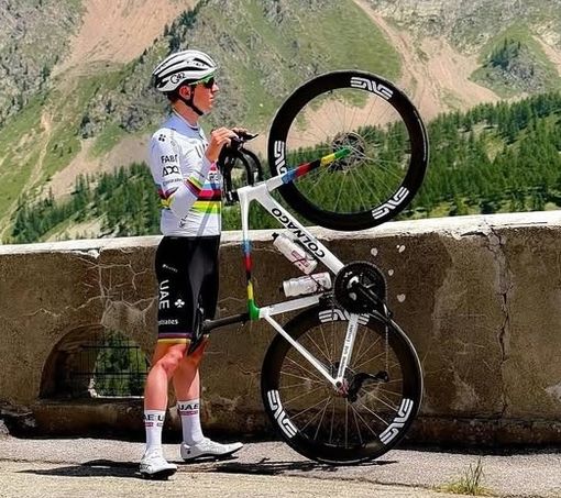 Tappa a Sant'Anna di Vinadio per Tadej Pogacar