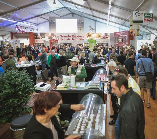 Gli stand del Mercato mondiale del tartufo (foto Davide Carletti)