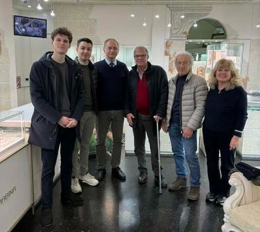 Alcuni consiglieri di minoranza con il gioielliere Mario Ruggero e sua moglie Mariangela Sandrone