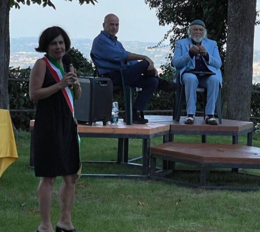 Il sindaco di Verduno Marta Giovannini, il giornalista Aldo Cazzullo e l'attore e scrittore Moni Ovadia, ultimo vincitore del Premio 'Fulvia" Il sindaco di Verduno Marta Giovannini, il giornalista Aldo Cazzullo e l'attore e scrittore Moni Ovadia, ultimo vincitore del Premio 'Fulvia"