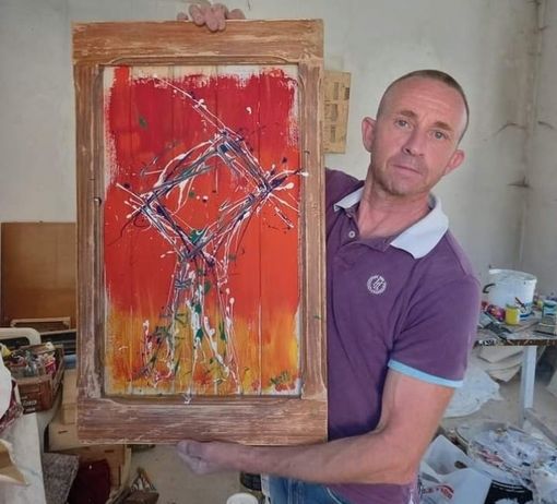 Ivano Chiavarino e l’opera “L’aquilone” (2021), acrilici su battiscopa di recupero