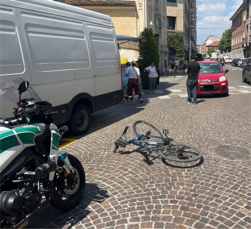 La bici a terra dopo l'investimento La bici a terra dopo l'investimento