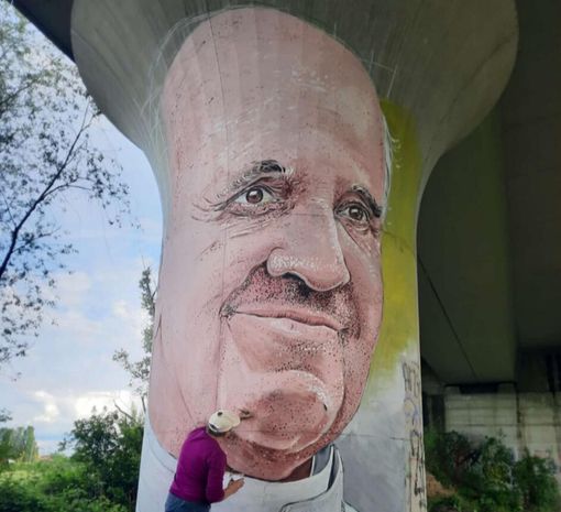 Il murale che celebra Papa Francesco