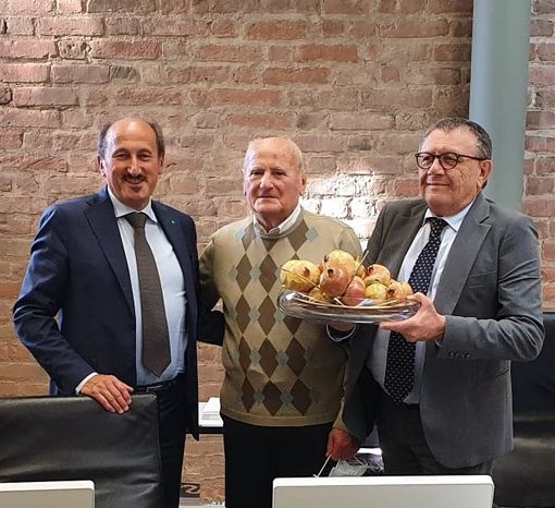 Pietro Bongiovanni, al centro, consegna il simbolico omaggio al presidente di Banca d'Alba Tino Cornaglia (a destra) e al direttore generale Riccardo Corino Pietro Bongiovanni, al centro, consegna il simbolico omaggio al presidente di Banca d'Alba Tino Cornaglia (a destra) e al direttore generale Riccardo Corino