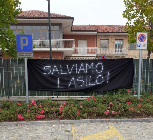 Pocapaglia, le famiglie protestano dopo la chiusura dell’asilo di Macellai