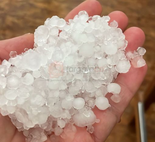La grandine a Vallera, frazione di Caraglio