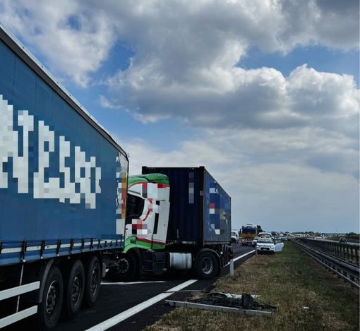 Incidente sulla A6 tra Fossano e Marene, coinvolti due mezzi pesanti e un'auto Incidente sulla A6 tra Fossano e Marene, coinvolti due mezzi pesanti e un'auto
