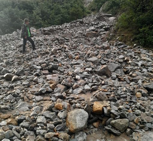 le immagini di uno dei due rii esondati ed i soccorsi le immagini di uno dei due rii esondati ed i soccorsi