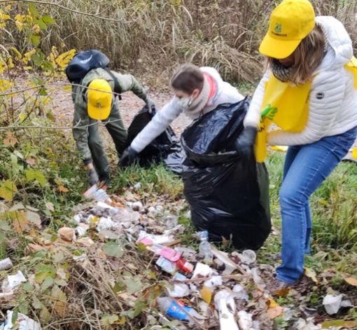 Una delle iniziative di raccolta dei rifiuti di Legambiente Langhe e Roero lungo il Tanaro