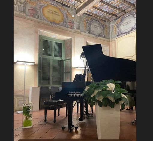 Il pianoforte nel salone consiliare di Cherasco