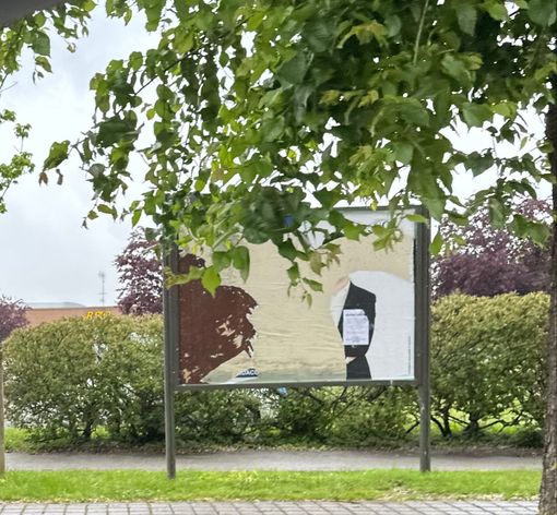 Alba, dopo i manifesti del candidato sindaco Gatto anche quelli della Lega sono stati danneggiati