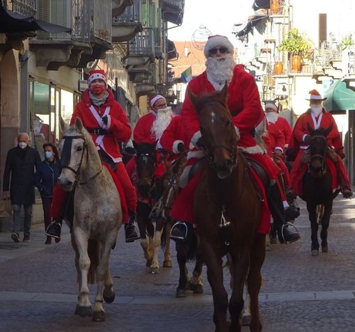 I Babbi Natale della Scuderia del Bandito in una passata sfilata