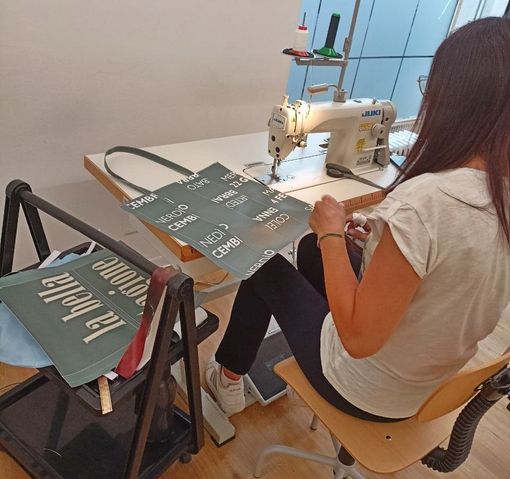 Creatività e sostenibilità: ad Alba nasce il progetto di upcycling "Slow Bag"