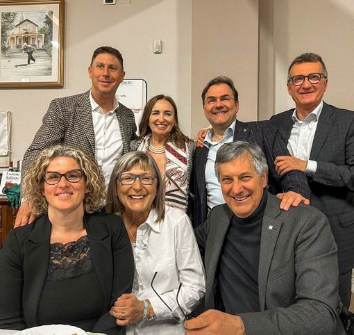 Federico Gregorio, ex consigliere regionale e attuale segretario cittadino della Lega a Bra, secondo da destra in piedi, al fianco di Massimo Somaglia, Gianna Gancia e Paolo Demarchi. Seduti in prima fila, da sinistra, Giuliana Mossino, consigliere comunale eletta, Marina Panero e l'ex assessore regionale Luigi Icardi, rieletto con la Lega a Palazzo Lascaris