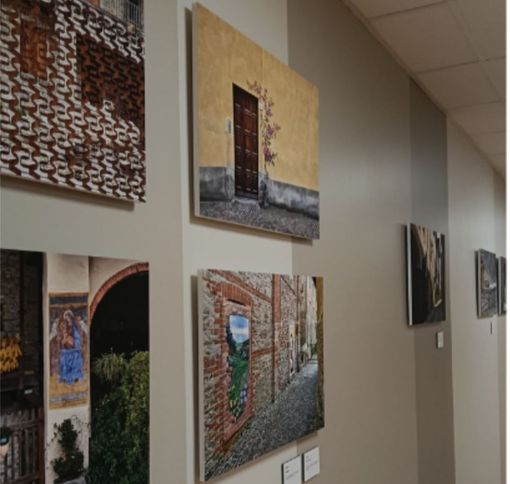 La bellezza delle Langhe entra in ospedale: Verduno inaugura il nuovo corridoio fotografico