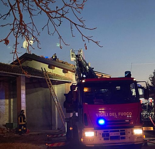 Incendio in una cascina a Castelletto di Busca, i vigili del fuoco al lavoro per diverse ore
