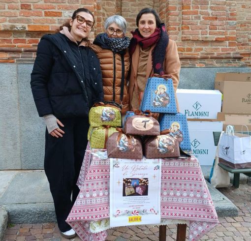 La bancarella solidale allestita a La Morra La bancarella solidale allestita a La Morra