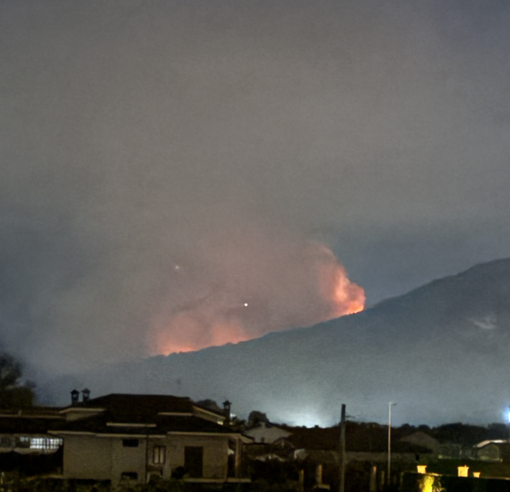 Una foto scattata alle 3.30 di stanotte sulla situazione dell'incendio boschivo (Foto: Cristiano Artusio, Irene Valt Rubiolo) Una foto scattata alle 3.30 di stanotte sulla situazione dell'incendio boschivo (Foto: Cristiano Artusio, Irene Valt Rubiolo)