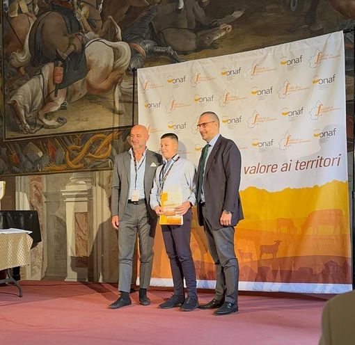 Alberto Biraghi con il figlio William ritirano il premio al festival dei formaggi piemontesi Alberto Biraghi con il figlio William ritirano il premio al festival dei formaggi piemontesi