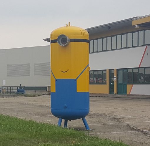 Nella foto il Minion gigante a Monticello d’Alba, lungo la SS 231 Nella foto il Minion gigante a Monticello d’Alba, lungo la SS 231