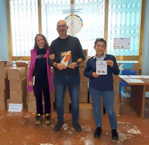 Un libro in regalo a ogni alunni dell'istituto Arpino di Sommariva del Bosco