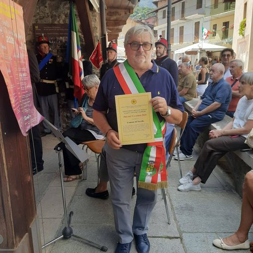 Il consigliere Roberto Cristino con il riconoscimento Il consigliere Roberto Cristino con il riconoscimento