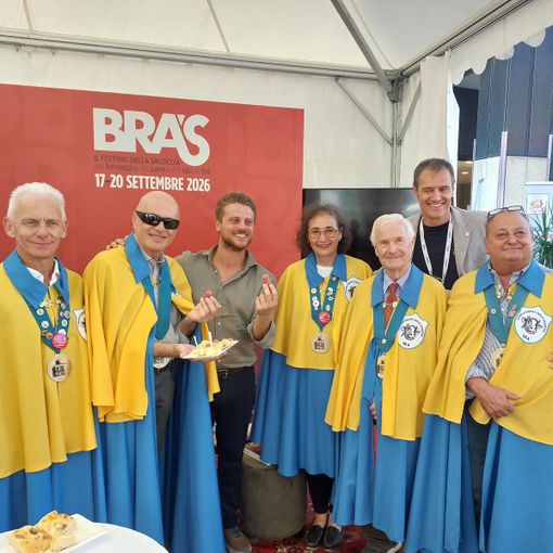 In foto Fulvio Marino in mezzo alla Confraternita della salsiccia di Bra