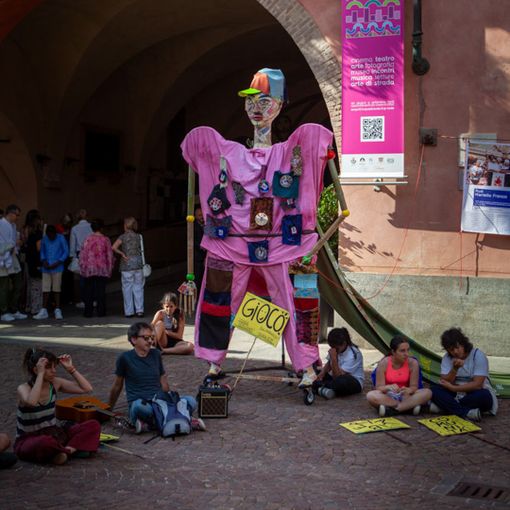 Nel marzo 2025,  la figura di Supergiù è stata protagonista della "piazzata" pubblica ad Alba