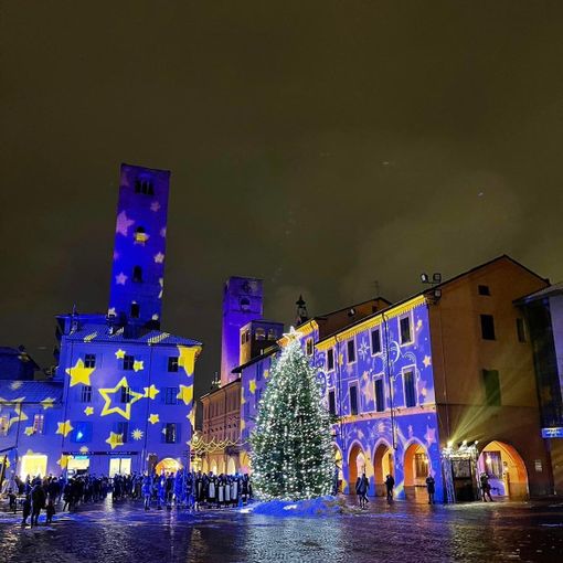 Tornano i giochi di luce in piazza Risorgimento ad Alba Tornano i giochi di luce in piazza Risorgimento ad Alba