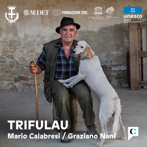 Copertina del podcast è una delle immagini del fotografo statunitense Steve McCurry, Realizzata per la mostra permanente “Truffle hunters and their dogs” del Mudet