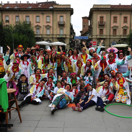 Una mascherina non fermerà il sorriso: ritornano i clown in corsia ad Alba e Bra