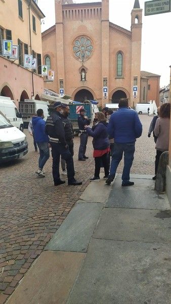 Alba, i banchi di via Maestra vanno in piazza Prunotto. Sulla "rivolta" di alcuni ambulanti indagini in corso Alba, i banchi di via Maestra vanno in piazza Prunotto. Sulla "rivolta" di alcuni ambulanti indagini in corso
