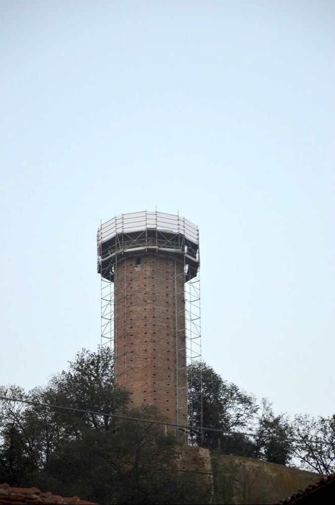 La Torre panoramica di Cornelliano con i ponteggi