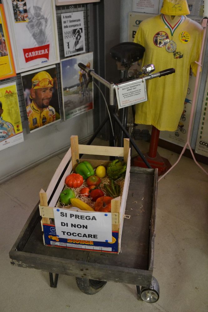 La bicicletta da trasporto di frutta e verdura datata 1947