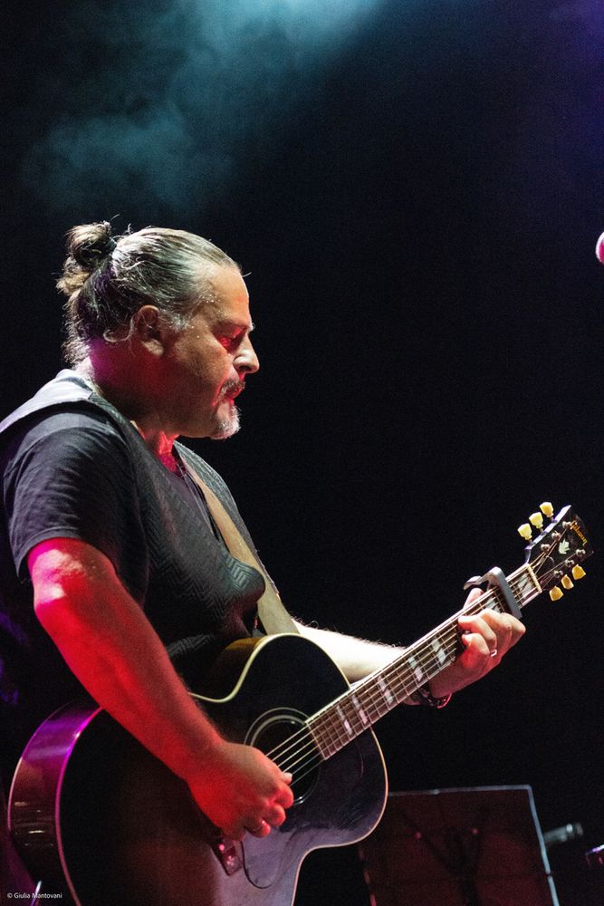 Sold out il concerto della voce storica dei Modena City Ramblers a Cherasco