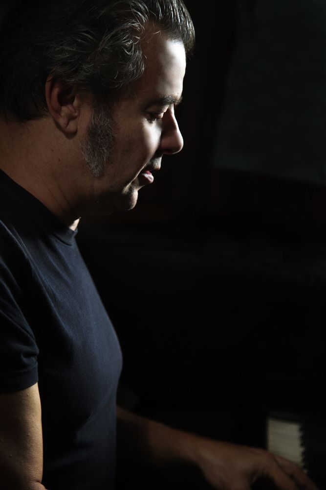 Il cantautore cuneese Andrea Giraudo in esibizione live al Circolo Machito di Torino