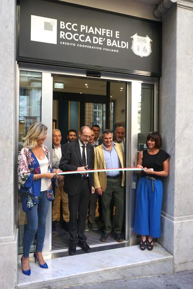 Il presidente della Bcc di Pianfei e Rocca de’ Baldi, Paolo Blangetti, con a fianco il direttore generale Sergio Bongioanni, inaugura la filiale di Genova. Nella foto il taglio del nastro
