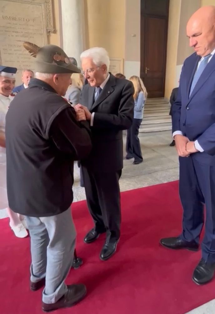 L'Alpino Giuseppe Falco (102 anni) stringe la mano al presidente della Repubblica Sergio Mattarella